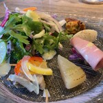 Tendre - 地場産の野菜がたっぷり使われた前菜盛り合わせ。使用されている自家製ドレッシングはお店で購入する事ができます。