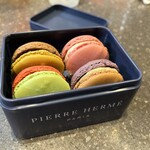 Made in ピエール・エルメ - 料理写真:2024/12/12 テイクアウトで利用。マカロン4個詰め合わせ(シニャチュールノエル)(2,332円)