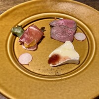 グリル プランチャ - 前菜。柿の生ハム巻、吉田牧場のカマンベールチーズと和牛の自家製ローストビーフ。