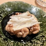 すが弥 - 真鱈の白子を飛魚と鰹の出汁に漬けて仕上げに炙りました。バターを香りづけに添加し、ガーリックチーズのトッピングで全体の味をまとめます