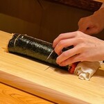 すが弥 - 中身が飛び出ないように布巾をストッパーにして斬り付けます