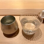 すが弥 - 左の錫グラスが前、右が鮪屋です