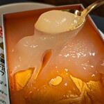 マエダセイカ 羽二重餅の古里 - 掬(すく)うようにして食べます。