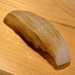 すが弥 - 三日寝かせで無駄な水分を抜いた墨烏賊です。丸く湯通しして酢橘でいただきました