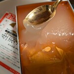 マエダセイカ 羽二重餅の古里 - 掬(すく)うようにして食べます。