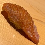 すが弥 - 厚岸で水揚げされたカマスジ。軽く炙ります。中には青混ぜの海苔が潜みます