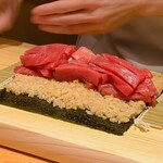 すが弥 - 大トロ、蛇腹、カマスジ、赤身の切り落としを乗っけます