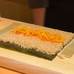 すが弥 - 鮪全部入りの準備が進みます。食感の変化を生むトビッコと刻み沢庵