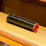 すが弥 - 鮪全部入り太巻きの完成