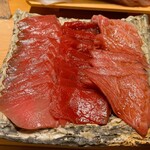 すが弥 - 左から背トロ、赤身（天端下）、カマスジです