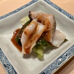 すが弥 - 昆布森のでっかい粒貝と搾菜の芝麻醤和え