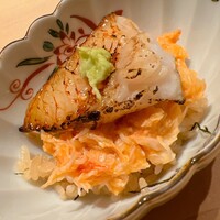 すが弥 - トッピングはキンキです。ノドグロほど脂ギッシュではないので、TKGの旨味を邪魔しません