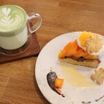 ハナツムリ - 【2024.12】蓮台寺柿と柑橘のタルト(税込726円)、宇治抹茶ラテ(税込580円)