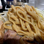 ラーメン 豚嵐 - 麺は太くて平たい縮れたタイプ。