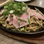 鉄板食堂BARREL - 黒マー油のブラック焼きそば  ローストポークのせ