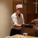 温石 - 炭焼き台に向かう杉山店主