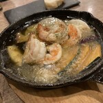 鉄板食堂BARREL - エビのアヒージョ
