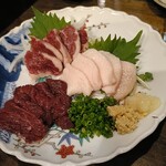 月光浴 - 馬刺し盛り合わせ。少なくなってる…