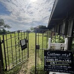 海のイスキア - ここ、入っていいのー？と思ってしまうが次の瞬間ゲートを開きに行っていました。