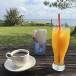 海のイスキア - ドリンク写真:縁側に陣取りコーヒーとマンゴージュースをいただきます。しーんとした感じが斎場御嶽仕込みです。