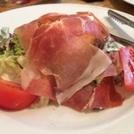 Osteria TiaLoca - 生クリームを包み込んだジューシーなモッツァレラチーズを芳香な熟成生ハム、シーザーサラダと共に食べるサラダ。 