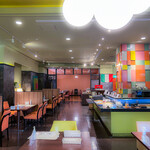 BistroW - 明るくポップな店内。奥にはベビーカーも置きやすいお部屋が。