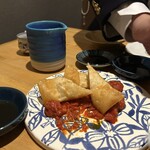 酒肴結 さかぐち - ｽﾞﾜｲｶﾞﾆたっぷりｸﾘｰﾑ春巻 特製ﾄﾏﾄｿｰｽで(¥1,380) [↑半分食べた後…]