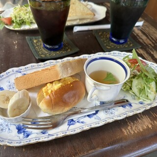 ピアノと人と樹_1