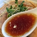 世界一暇なラーメン屋 -  色合い濃いスープは旭川ラーメンを彷彿させる。