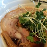 世界一暇なラーメン屋 -  大きなチャーシュー