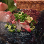 炭火焼酒亭ローリンストーン -  活〆シマアジ刺　ズームアップ