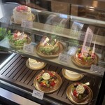 パティスリー トゥルモンド - ショーケースの様子②。