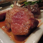 炭火焼酒亭ローリンストーン -  名物／豪州産骨付きラムロース　ズームアップ