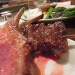 炭火焼酒亭ローリンストーン -  名物／豪州産骨付きラムロース　ズームアップ