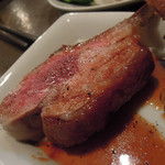 炭火焼酒亭ローリンストーン -  名物／豪州産骨付きラムロース　ズームアップ