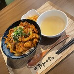 Zion - 赤い豚丼[おかずスープ付き](980円)