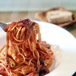 パスタとワインの小さな食堂 ビアンカ - ムール貝とトレヴィス トマトソース