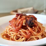 パスタとワインの小さな食堂 ビアンカ - ムール貝とトレヴィス トマトソース