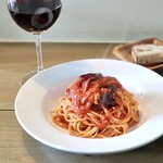 パスタとワインの小さな食堂 ビアンカ - トマトソースと赤ワイン