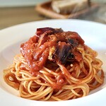 パスタとワインの小さな食堂 ビアンカ - ムール貝とトレヴィス トマトソース