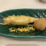 蕎麦割烹  倉田 - 天ぷら：北海道産子持ちワカサギ、蓮根餅、カラスミ掛け