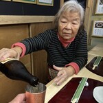 天ぷら はせ川 - お婆ちゃんのお酌から始まります