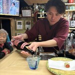 天ぷら はせ川 - 店主さんに芋焼酎を注いでもらいます