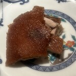 眞善美 - 仔豚　皮　蒸しパン　甜麺醤　クレソン