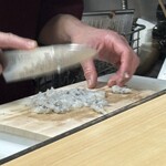 天ぷら はせ川 - 海老をたたいてます