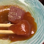 天ぷら はせ川 - 黄身醤油をたっぷりとマグロにつけて食べます