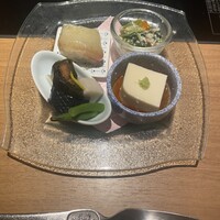 はれや別邸 - 先付　タイの昆布締め寿司　白和え　胡麻豆腐　ニシンの昆布巻き