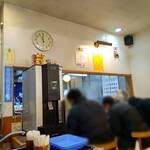 大勝軒 - カウンターは3席のみ