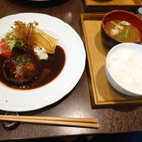 京洋食 まつもと - ご飯、お味噌汁、漬物付き