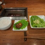焼肉うしごろ - うしごろサラダと魚沼産コシヒカリご飯、サンチュと大葉の上にのせて甘辛の韓国味噌を塗った特選リブロースです。
